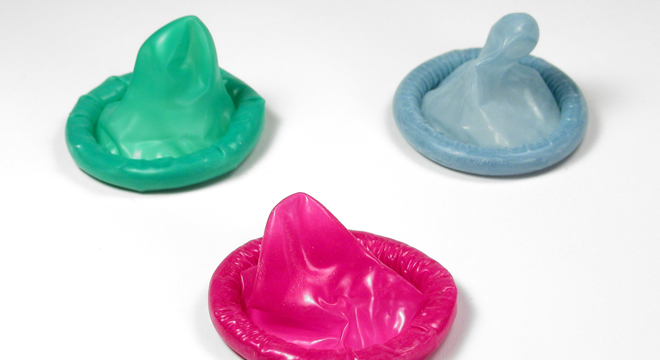 Vaginaler Ausfluss: Kondome schützen beide Partner vor Infektionen
