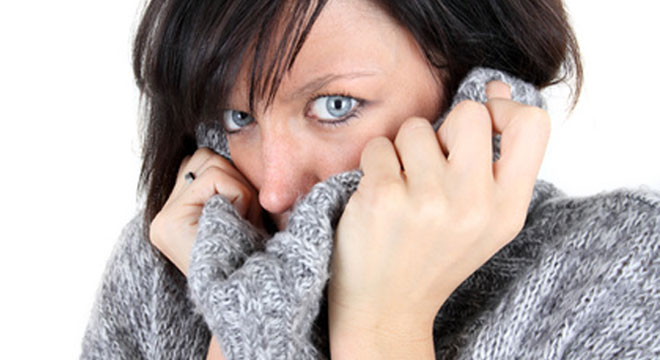 Kälteempfindlichkeit oder Frieren ist häufig ein Symptom von Fieber, Eisenmangel oder einer starken Emotion